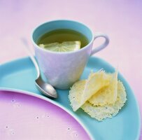 Tee mit Zitronenscheibe und Parmesanchips
