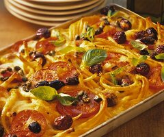Maccaroni bake with tomatoes, olives, capers and basil