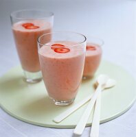 Drei Gläser Erdbeer-Smoothie