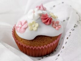 Cupcake decorated with sugar flowers for wedding