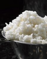 Dampfender Reis in einem Dampfeinsatz