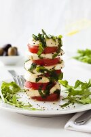 Caprese con la rucola (Tomato and mozzarella tower with rocket)