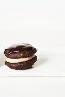 Schokoladen-Whoopie Pie, gefüllt mit Karamellcreme