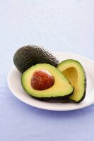 Avocados, ganz und halbiert