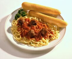 Spaghetti mit Hackbällchen, Tomatensauce und Gebäck