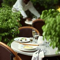 Gedeckter Tisch im Strassencafe