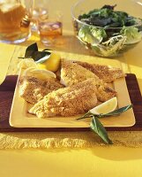 Panierte Fischfilets mit Zitrone