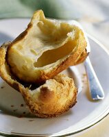 Popover, aufgebrochen, auf Teller