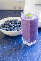 Heidelbeersmoothie und frische Heidelbeeren