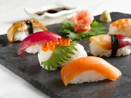 Verschiedene Nigiri-Sushi auf einer Steinplatte