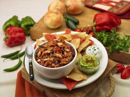 Chili con Carne mit Tortillachips, Guacamole und Sour Cream (Mexiko)