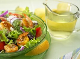 Blattsalat mit Garnelen und Zitronen
