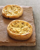 Zwei Bananen-Blätterteigtarts