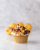 Cupcake mit getrockneten Aprikosen, Cranberries und Walnüssen