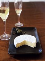 Camembert with capers and glasses of sparkling wine