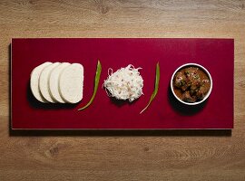 Serviettenknödel, Krautsalat und Gulasch