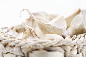 Small basket of garlic cloves (close-up)