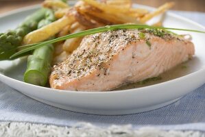 Salmon fillet with chips and green asparagus