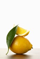 Eine Zitronenspalte auf ganzer Zitrone