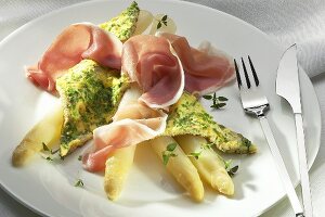 White asparagus with herb omelette and raw ham