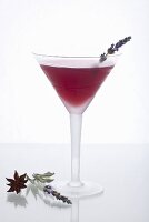 Orange Blossom Cocktail (Wodka, Kirschlikör, Grand Marnier, Blutorangensaft), Sternanis, Lavendelblüten