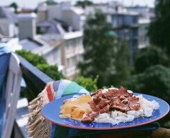 Kurz angebratene Thunfischfilets mit Sesam auf Reisnudeln