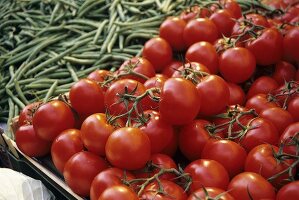 Tomaten und grüne Bohnen auf dem Markt