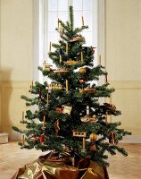 Weihnachtsbaum mit nostalgischem Spi elzeug geschmückt