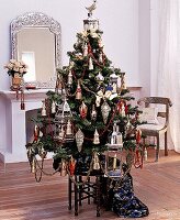 Weihnachtsbaum mit Laternen behangen 