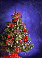 Weihnachtsbaum mit roten Schleifen u nd lila Kugeln