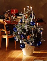 Weihnachtsbaum mit Silberschmuck und blauen Kugeln