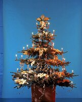 Weihnachtsbaum mit trockenem Efeu u.  Laub