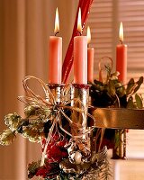Rosa Kerzen am Leuchter, mit Engelkopf und roten Beeren