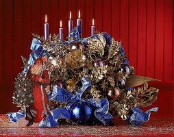 Adventsgesteck mit lila Kerzen, blaues Seidenband, Weihnachtsmann