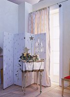 Tischchen mit Weihnachtsdekoration, Sternenparavan, Sternenvorhang