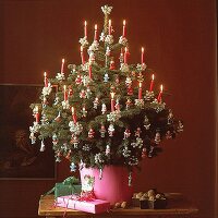 Kleiner Weihnachtsbaum mit Strickfiguren