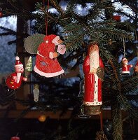 Baumschmuck: Weihnachtsmänner aus Holz am Tannenbaum