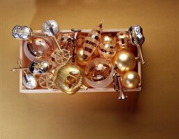 Gold und Silberscmuck in der Kiste: Form von Musikinstrumenten