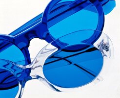 Zwei Sonnenbrillen mit blaugetönten Gläsern