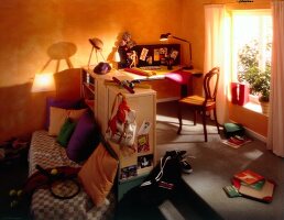 Jugendzimmer: Arbeitsplatz mit angrenzender Sitz- und Schlafecke