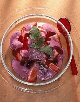 Trennkost (E): Frucht-Dickmilch mit Erdbeeren und Johannisbeeren.