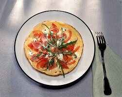 Trennkost (E): Schinken-Omelett mit Tomaten, Schafskaese und Rucola.