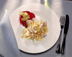 Trennkost (E): Gefluegelsalat mit Ananas und Champignons.