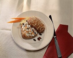 Trennkost (KH):Broetchen mit koernigem Frischkaese.