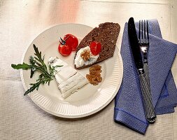Trennkost (KH): Brot mit Gorgonzola und Rucola.