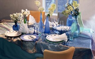 Blau dekorierter und gedeckter Tisch 