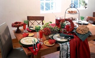 Tisch rustikal gedeckt in Rotgruen 