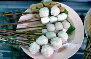 Asiatische Reisbällchen auf Spieße 