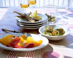 Verschiedene Tapas (spanischer Vor- speisenteller)