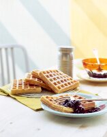 Cornmeal Waffles (Maiswaffeln) mit Heidelbeerkompott